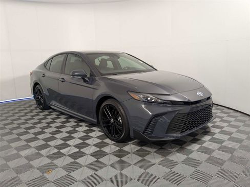 Used 2025 Toyota Camry SE FWD image 4