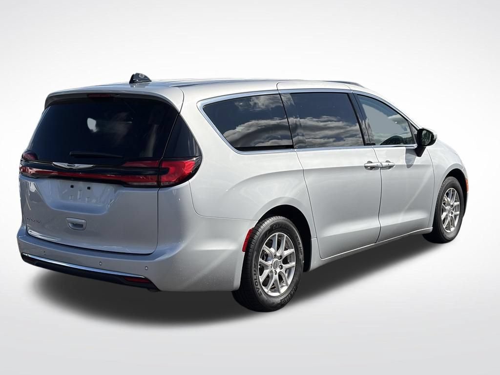 Certified 2023 Chrysler Pacifica Touring-L FWD image 6