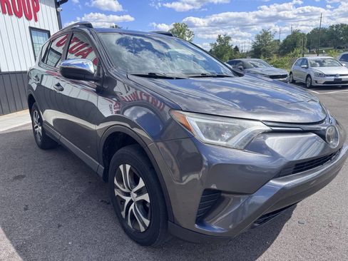Used 2018 Toyota RAV4 LE FWD image 4