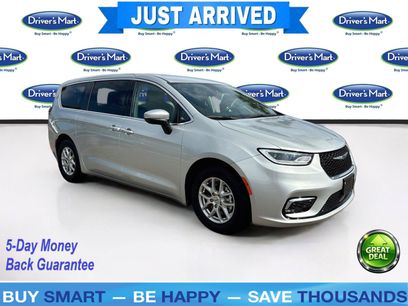 Used 2023 Chrysler Pacifica Touring-L