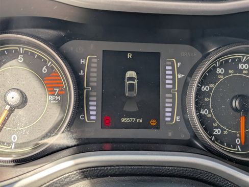 Used 2018 Jeep Cherokee Latitude Plus w/ Comfort/Convenience Group image 31