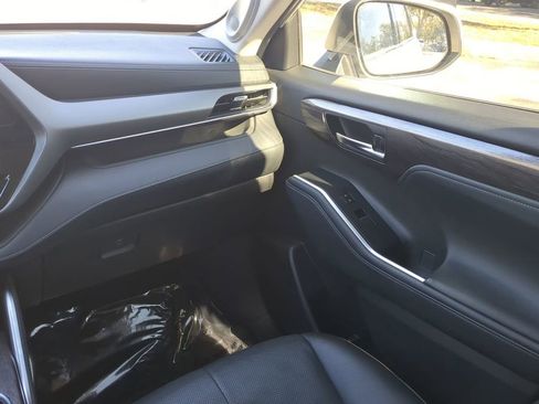Used 2021 Toyota Highlander Limited image 16