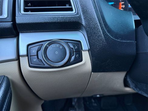 Used 2017 Ford Explorer XLT image 23