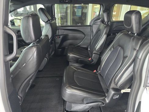 Used 2025 Chrysler Pacifica Select image 32