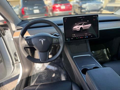 Used 2022 Tesla Model Y Long Range image 11