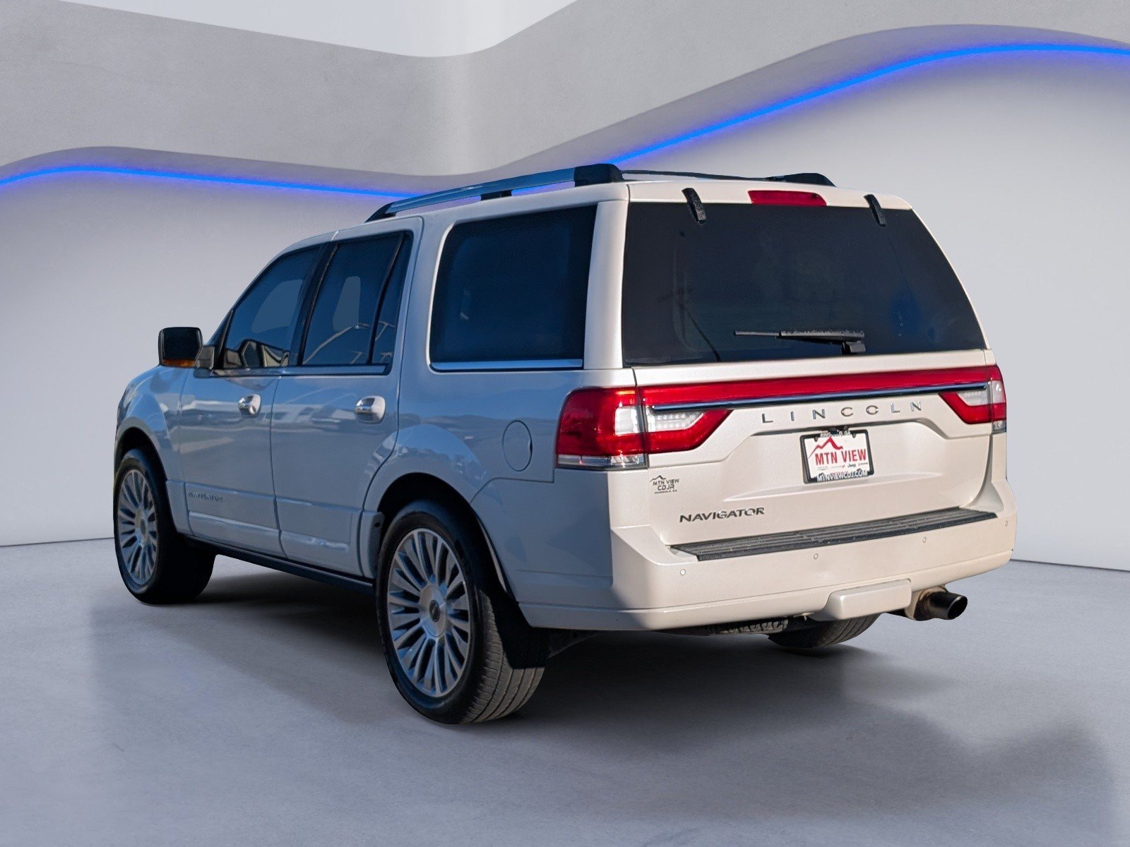 Used 2017 Lincoln Navigator Reserve AWD/4WD image 6