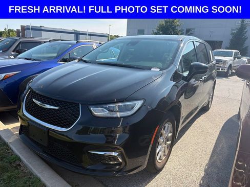Used 2024 Chrysler Pacifica Touring-L FWD image 1