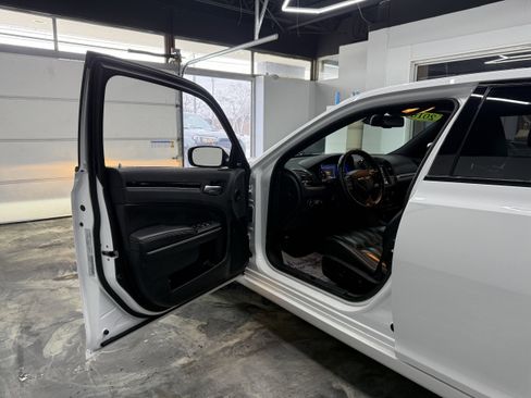 Used 2018 Chrysler 300 S image 9
