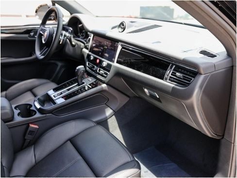 Certified 2025 Porsche Macan AWD/4WD image 26