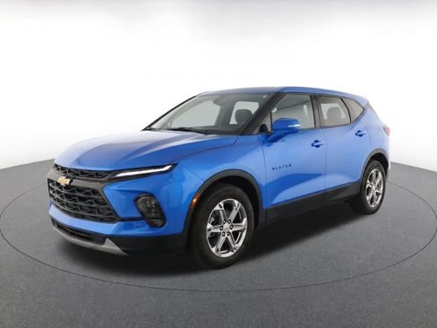Used 2025 Chevrolet Blazer LT FWD image 3