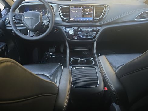 Certified 2022 Chrysler Pacifica Limited w/ Uconnect Theater Family Group image 3