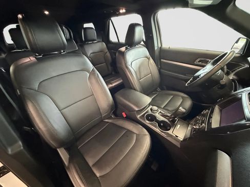 Used 2018 Ford Explorer XLT w/ Equipment Group 202A AWD/4WD image 23