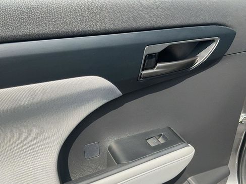 Used 2023 Toyota Highlander LE AWD/4WD image 31
