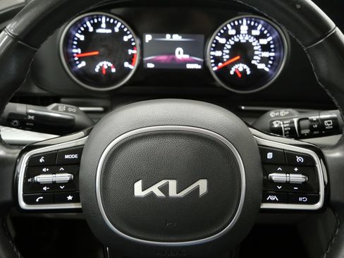 Used 2024 Kia Carnival LX FWD image 16