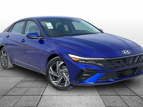 Used 2025 Hyundai Elantra SEL image 2