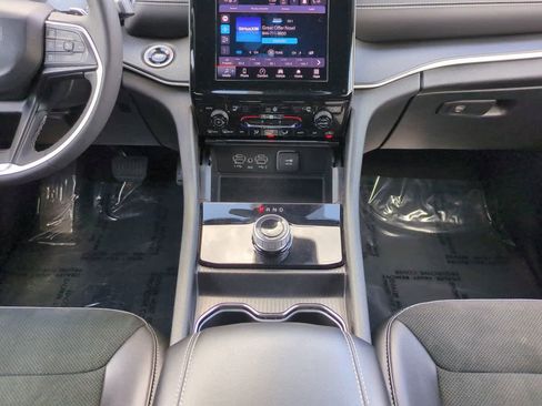 Used 2025 Jeep Grand Cherokee Altitude image 18