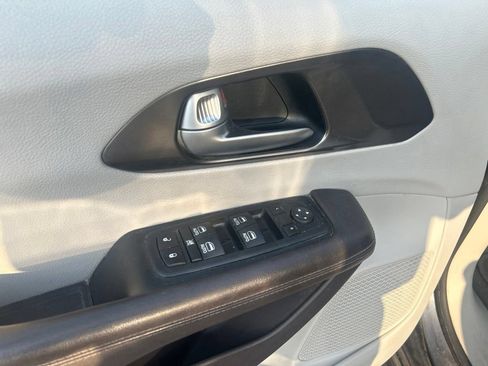 Used 2017 Chrysler Pacifica Touring-L Plus FWD image 10