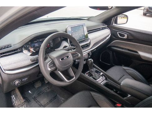 Used 2025 Jeep Compass Latitude AWD/4WD image 12