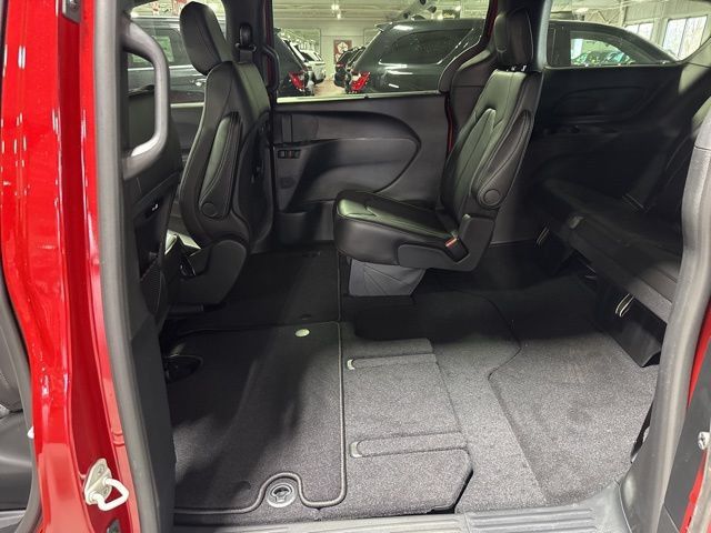 New 2026 Chrysler Pacifica Select AWD/4WD image 32
