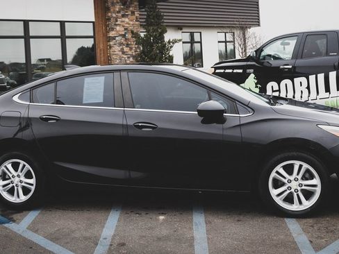Used 2018 Chevrolet Cruze LT w/ Convenience Package image 24
