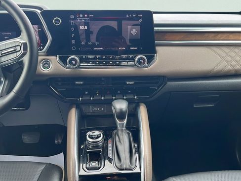 Used 2024 GMC Canyon Denali image 10