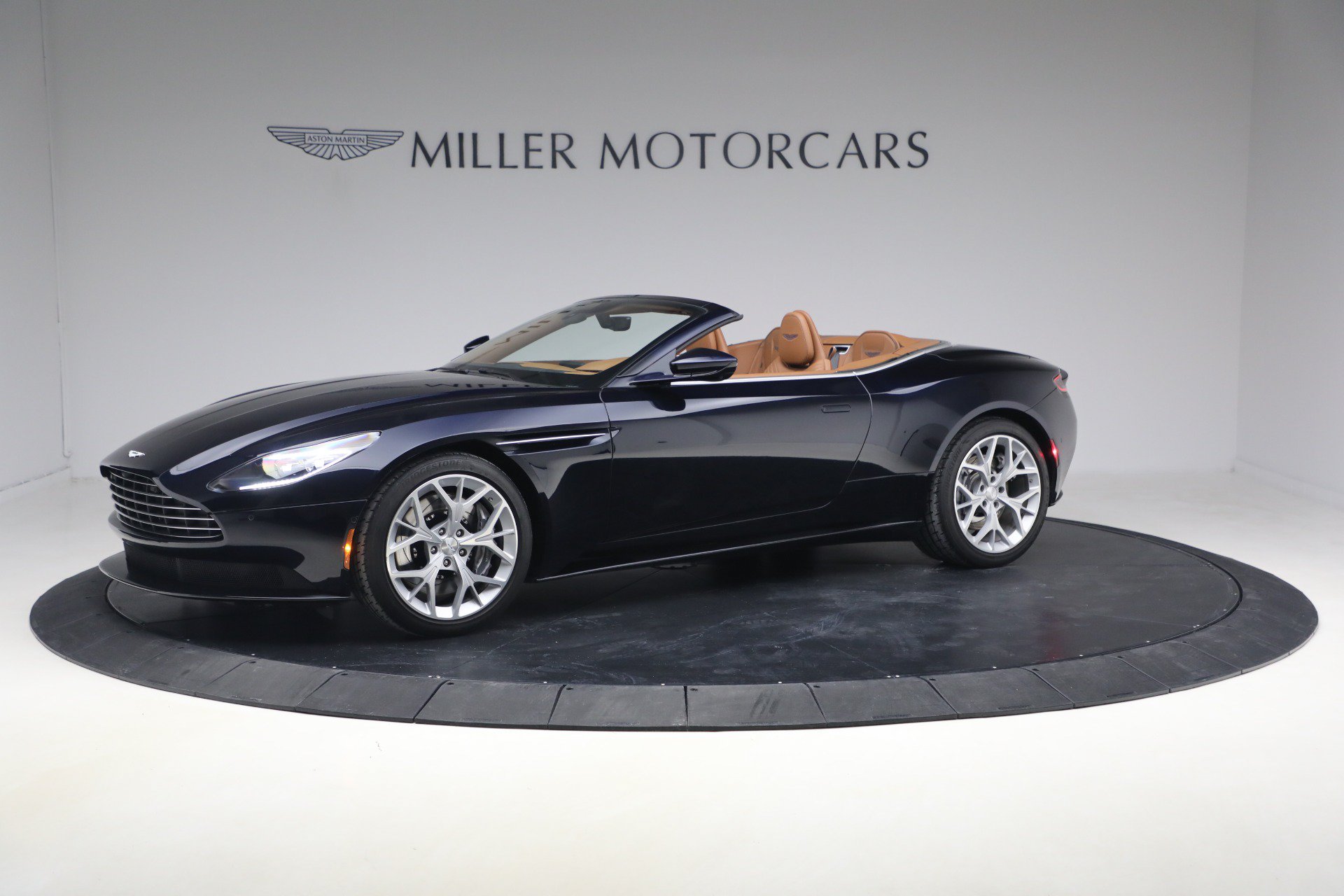 Used 2019 Aston Martin DB11 Volante RWD image 2