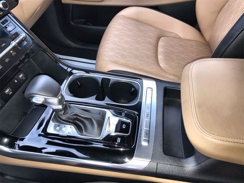 Used 2024 Kia Carnival EX image 21