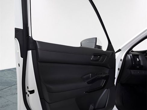 Used 2024 Nissan Pathfinder SV image 16