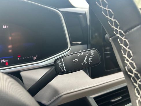 New 2025 Volkswagen Taos SE w/ Panoramic Sunroof Package image 19