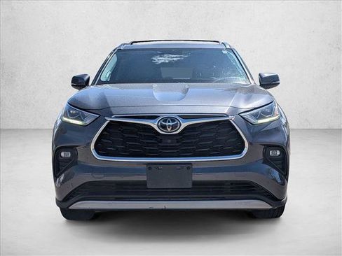 Used 2021 Toyota Highlander Platinum AWD/4WD image 2