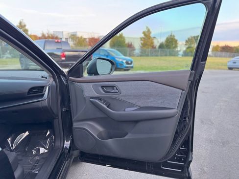 Used 2023 Nissan Rogue S image 19