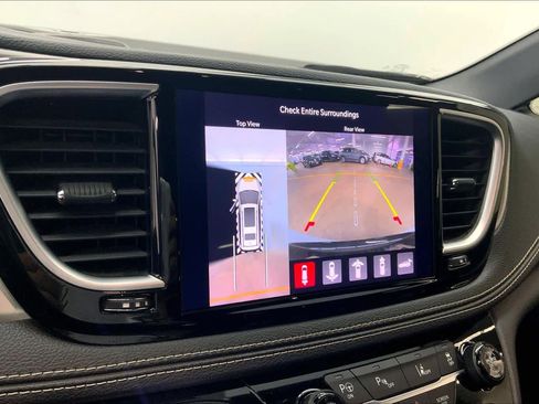 Used 2021 Chrysler Pacifica Limited w/ Uconnect Theater Family Group image 22