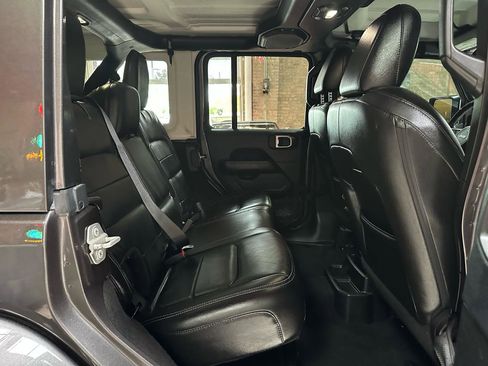 Used 2018 Jeep Wrangler Unlimited Sahara AWD/4WD image 26
