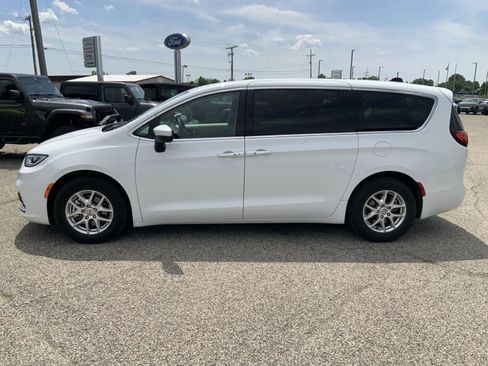 Used 2023 Chrysler Pacifica Touring-L FWD image 7
