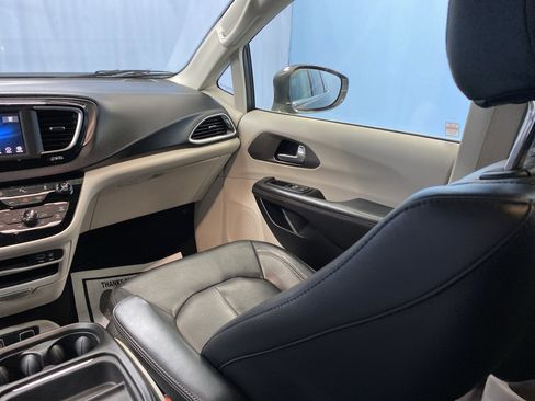 Certified 2020 Chrysler Pacifica Touring-L image 30