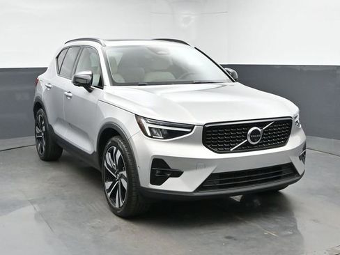 Used 2023 Volvo XC40 B5 Plus w/ Protection Package Premier AWD/4WD image 2