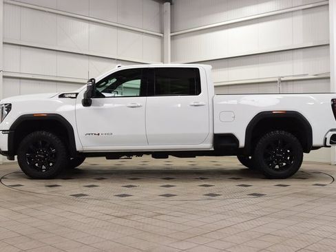 Used 2024 GMC Sierra 2500 AT4 w/ AT4 Preferred Package image 4