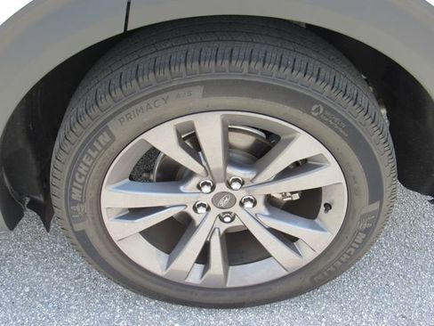 Used 2023 Ford Explorer XLT w/ Equipment Group 202A RWD image 16