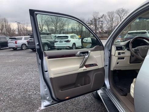 Used 2016 Lexus GX 460 w/ Premium Package image 22