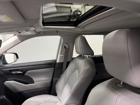 Used 2023 Toyota Highlander XLE image 11