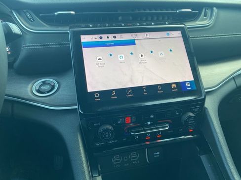 Used 2023 Jeep Grand Cherokee Limited w/ Black Appearance Package image 16