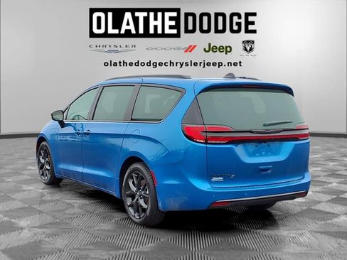 New 2026 Chrysler Pacifica Select image 3