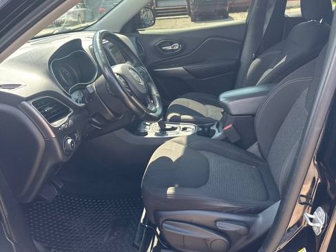Used 2019 Jeep Cherokee Latitude w/ Cold Weather Group AWD/4WD image 2