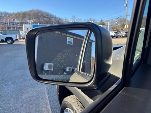 Used 2021 Jeep Renegade Sport w/ Sport Appearance Group image 11