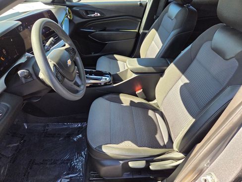 Used 2025 Chevrolet Trax LT image 10