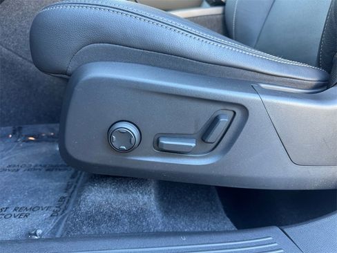 Certified 2025 Volvo XC40 B5 Core image 37