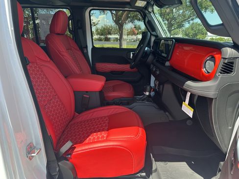 Used 2025 Jeep Wrangler Unlimited Sahara image 28