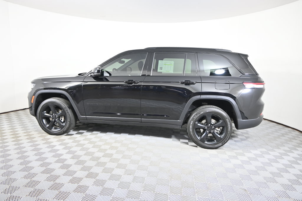 Used 2023 Jeep Grand Cherokee Altitude AWD/4WD image 3