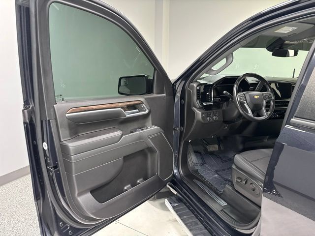Used 2022 Chevrolet Silverado 1500 LT AWD/4WD image 9