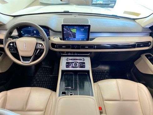 Used 2024 Lincoln Aviator AWD image 11